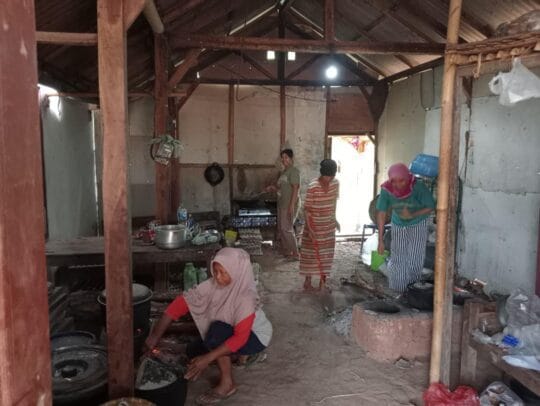 Dapur Warga Menjadi Sasaran Memasak Untuk Anggota Satgas TMMD 126 Kodim Pacitan