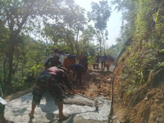 Terik Matahari Tak Mengurangi Semangat Para Satgas TMMD 126 Kodim Pacitan dalam Pengerjaan Rabat Jalan