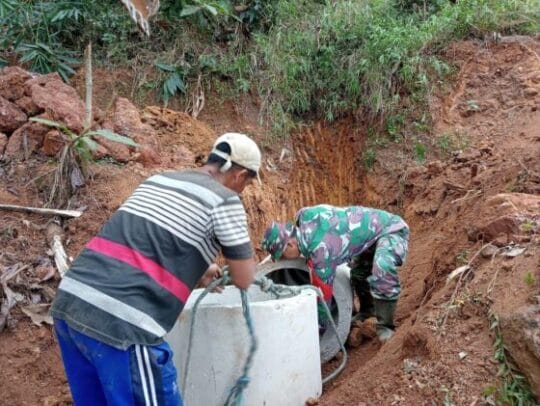 Satgas TMMD Ke-126 Kodim Pacitan Gotong Royong Bersama Warga Pasang Gorong-gorong