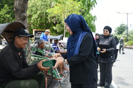 Persit KCK Koorcab Rem 081 Berbagi kepada Warga Kota Madiun