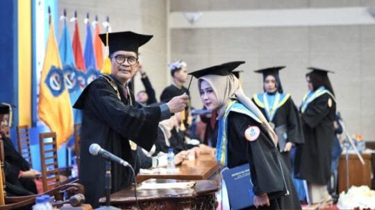 Unirow Kukuhkan 490 Wisudawan Siap Bersaing Di Dunia Kerja 