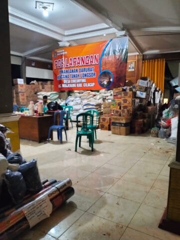 Pemkab Cilacap Salurkan Bantuan Beras untuk Korban Longsor di Cibeunying