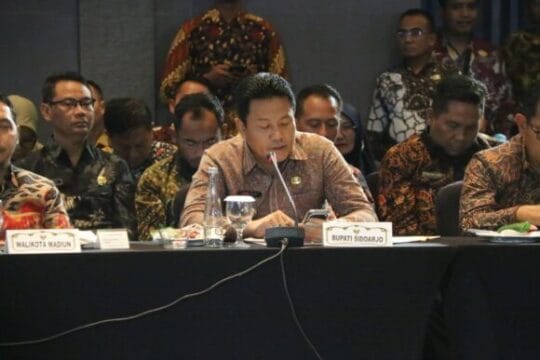 Sidoarjo Terima Piagam Penghargaan TP2DD dengan Realisasi Kartu Kredit Indonesia Tertinggi 2025