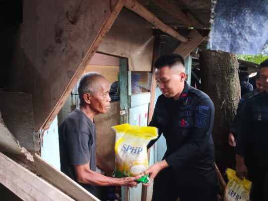 Brimob Polda Metro Jaya Hadirkan Kepedulian untuk Warga Kampung Gasong