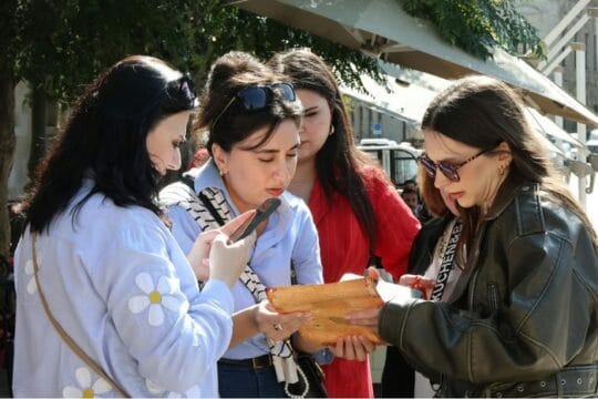 Mengapa Gaya Hidup Teman Bisa Jadi Musuh Dompet Sendiri?