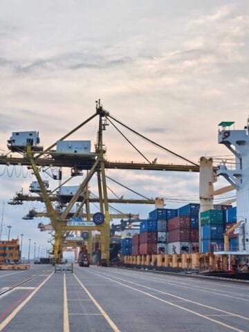 Arus Peti Kemas Internasional TPS Pada Bulan Oktober 2025 Tetap Tumbuh