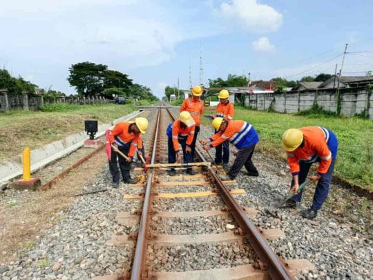 Tingkatkan Kenyamanan dan Keselamatan Perjalanan Kereta Api, KAI Daop 4 Semarang telah Perbaiki Geometri Rel di 86 Titik Perlintasan