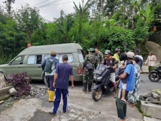 Tim Kesehatan Polkes Lumajang gerak cepat evakuasi warga di lokasi pengungsian