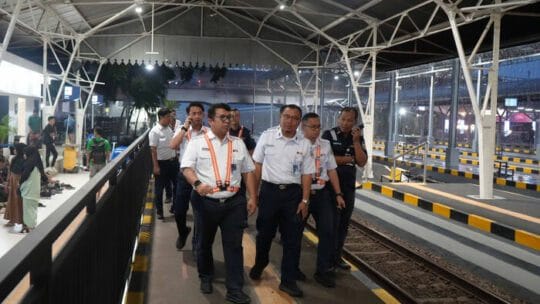 EVP KAI Daop 8 Surabaya Tinjau Tiga Stasiun, Pastikan Layanan dan Antisipasi Hujan