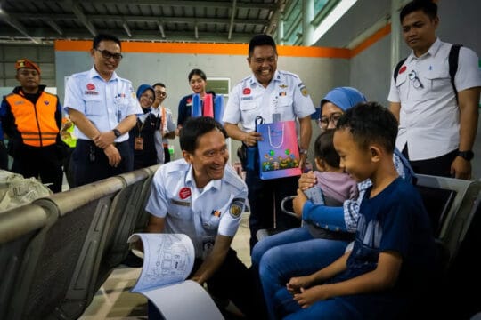 Semakin Melayani Sepenuh Hati, Direktur Utama KAI Bobby Rasyidin Menyapa Langsung Pelanggan di Wilayah Daop 1 Jakarta