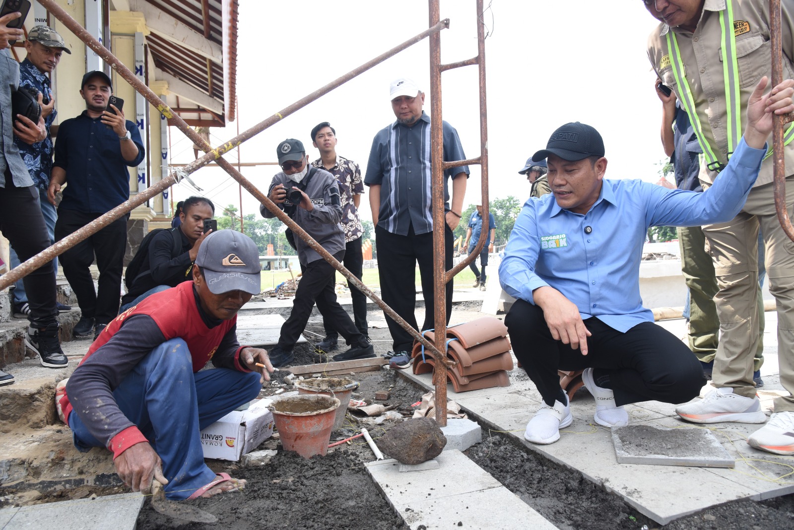 Sidak Proyek Pembangunan Alun-alun Sidoarjo, Bupati Subandi temukan Banyak Kekurangan