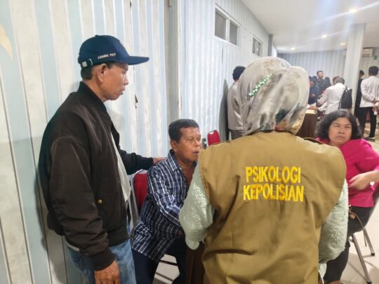 Tim Psikologi Polda Metro Dampingi Keluarga Korban Kebakaran Gedung Terra Drone