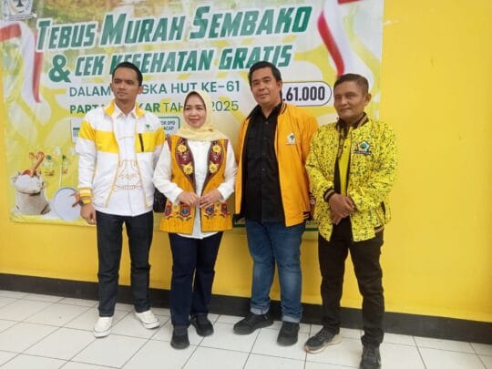 Gedung Golkar Dipadati Warga, Program Sembako Terjangkau dan Layanan Kesehatan Gratis Disambut Antusias