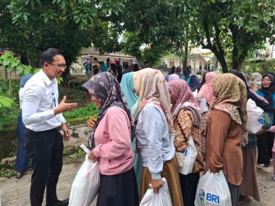 Program TJSL, BRI Tuban Salurkan 2.000 Paket Sembako di Kecamatan Soko