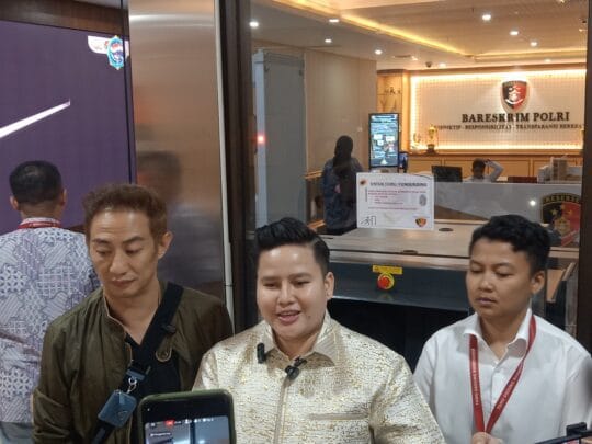 Budiman Tiang dan Kuasa Hukum Ade Ratnasari Lengkapi Berkas Laporan di Mabes Polri