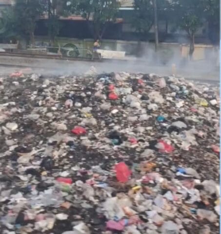KAI Daop 1 Jakarta Kembali Ingatkan Warga Tidak Buang & Bakar Sampah di Sepanjang Jalur KA