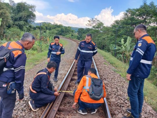 Jelang Angkutan Nataru 2025/2026, Daop 2 Bandung Intensifkan Pemeriksaan Prasarana Demi Keamanan dan Keselamatan Perjalanan Kereta Api