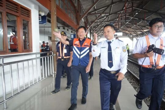 Pastikan Keandalan Prasarana dan Pelayanan Optimal Jelang Nataru 2025/26, KAI Bersama KNKT dan DJKA Kemenhub Lakukan Inspeksi