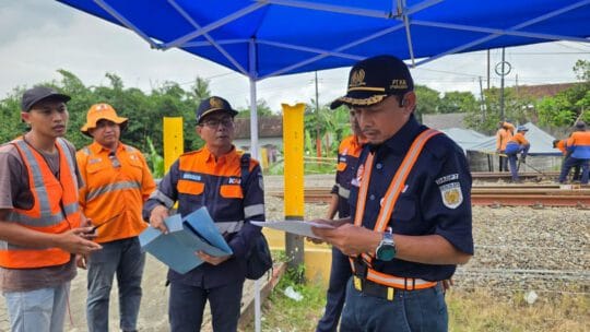 Perkuat Keselamatan Angkutan Nataru, VP KAI Daop 7 Madiun Tinjau Daerah Rawan dan Perlintasan Ekstra