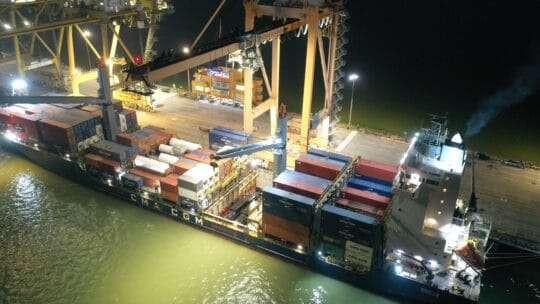 PT INKA (Persero) Kirim Tiga Platform Lokomotif ke Australia via Terminal Petikemas Surabaya, Perkuat Ekspansi Global