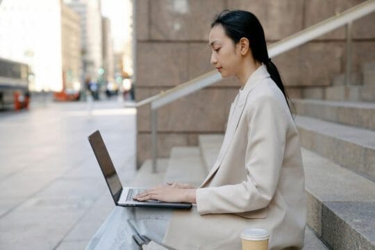 Suka Duka Jadi Karyawan Kantoran Sekaligus Punya Usaha Sampingan