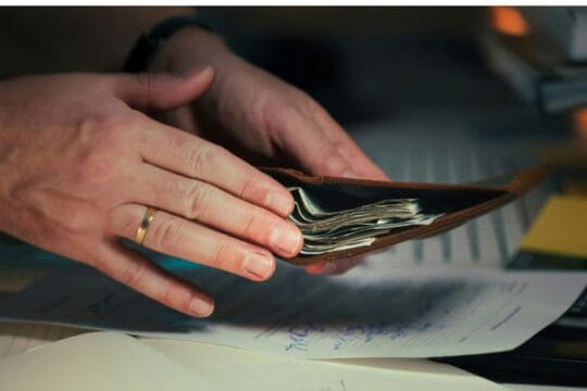 Merayakan Gaji Pertama untuk Self Reward dengan Bijak