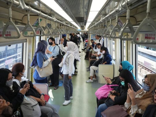 Jam Sibuk LRT Jabodebek: Ketika Duduk dan Berdiri Menjadi Ruang Bersama