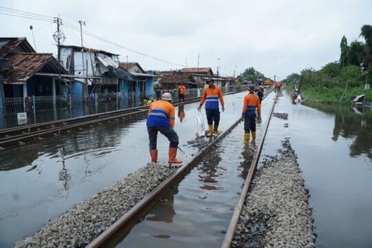 Cuaca Ekstrem dan Banjir Ganggu KA, Jalur Sragi–Pekalongan Normal Kembali