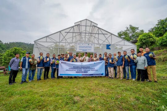 Panen Perdana Greenhouse Hidroponik, Krakatau Steel Perkuat Pendidikan Pertanian Modern dan Ketahanan Pangan Pesantren