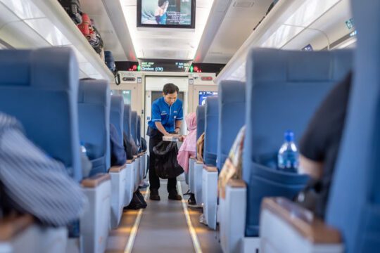 Petugas OTC KAI Services Viral Berkat Aksi Sigapnya Membantu Penumpang di KA Argo Semeru