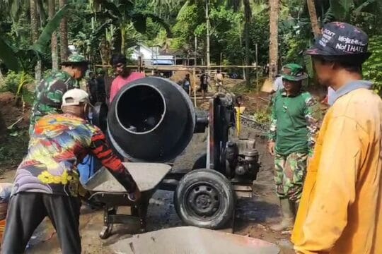 TNI AD Bangun Jembatan Perintis Garuda II di Trenggalek