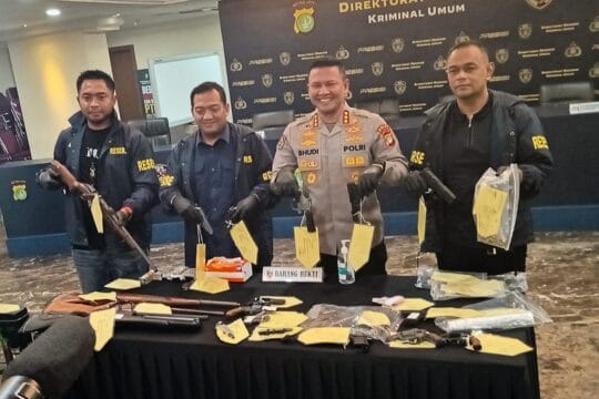 Polda Metro Jaya Bongkar Pabrik Senjata Api Ilegal Rumahan, Lima Tersangka Ditangkap di Jakarta – Jawa Barat