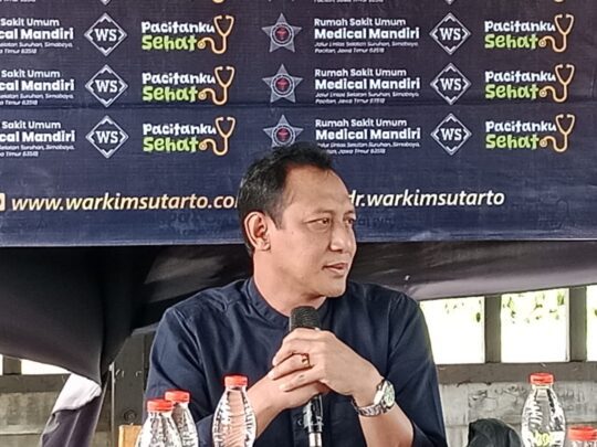 Dokter Warkim Sutarto di Tengah Kesibukannya Terus Mengabdi bagi Masyarakat Pacitan