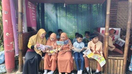PT Terminal Petikemas Surabaya Donasikan 800 Buku untuk Sejumlah Sekolah Dasar di Kota Malang