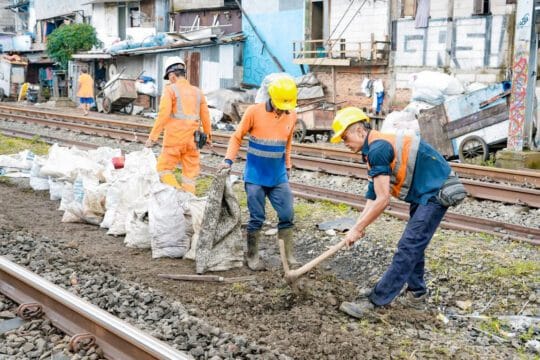 Antisipasi Cuaca Ekstrem dengan Curah Hujan Tinggi, KAI Daop 1 Jakarta Siagakan Tim Tanggap Darurat dan Lakukan Normalisasi Jalur
