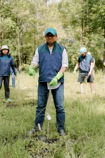PT Terminal Petikemas Surabaya Tanam 120 Bibit Pohon Pinus di Coban Talun sebagai Komitmen Pelestarian Lingkungan