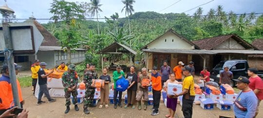 Koramil Pucanglaban Bersama Forkopimcam dan BPBD Bantu Warga Terdampak Banjir