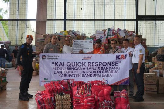 KAI Daop 2 Bandung Hadir, Salurkan Bantuan TJSL bagi Korban Tanah Longsor di Cisarua, Kabupaten Bandung Barat