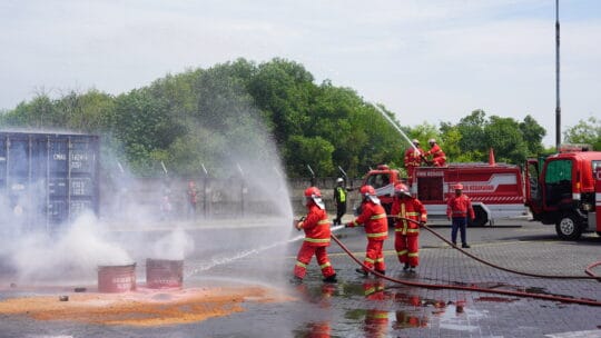 Perkuat Standar K3, PT Terminal Petikemas Surabaya Lakukan Drill Penanganan Barang Berbahaya