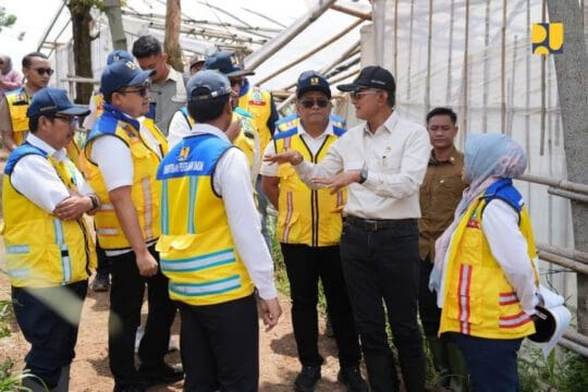Tinjau Penanganan Longsor di Cisarua, Menteri Dody Instruksikan Balai Kementerian PU di Jawa Barat Siaga Penuh Dukung Evakuasi Longsor Cisarua