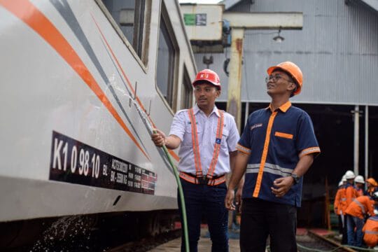 Wujudkan Kecintaan terhadap Moda Transportasi Kereta Api, KAI Daop 4 Semarang dan Komunitas Railfans Tegal Adakan Cuci Lokomotif dan Kereta Bersama