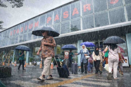 Musim Hujan, KAI Daop 1 Jakarta Bagikan Tips Naik Kereta Api agar Perjalanan Tetap Aman dan Nyaman