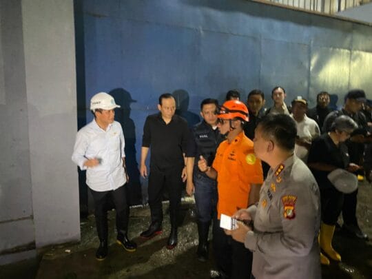 Gunung Sampah di TPST Bantargebang Longsor, 4 Orang Tewas