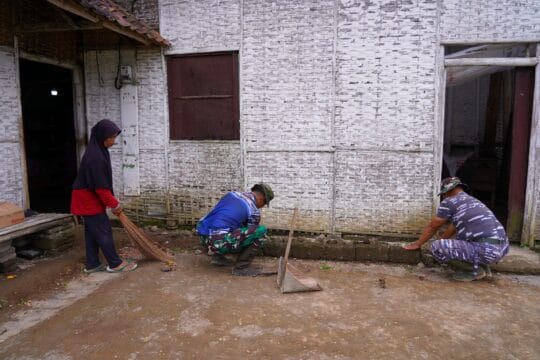 Tunggu Buka Puasa, Satgas TMMD Bantu Bersihkan Rumah Warga
