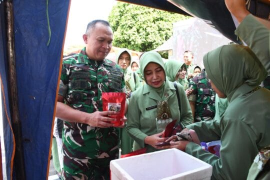 Danrem Untoro meninjau Bazar Murah TNI di satuannya.
