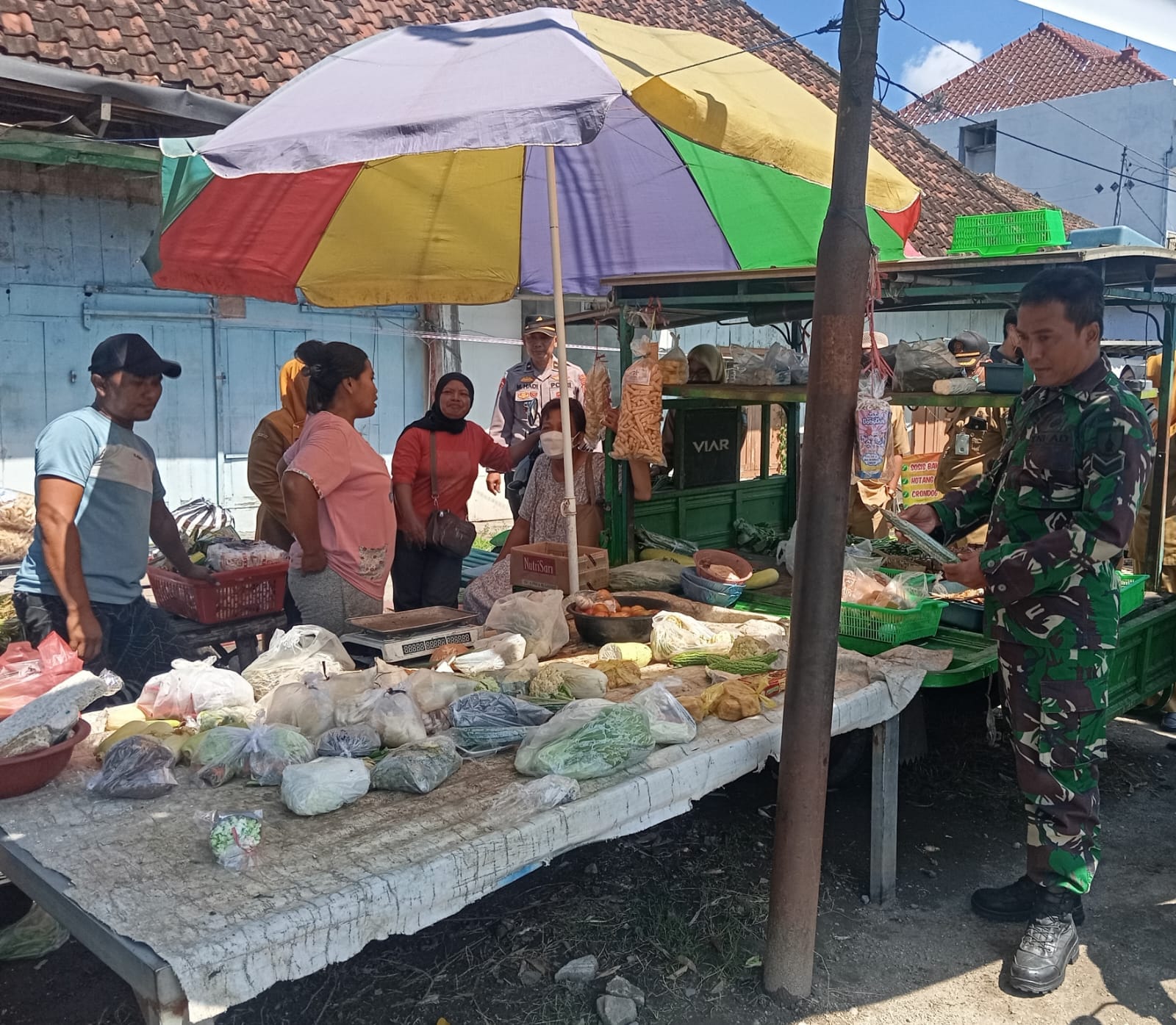 Babinsa Koramil Kabuh Lakukan Pengecekan Harga Sembako di Pasar Tradisional