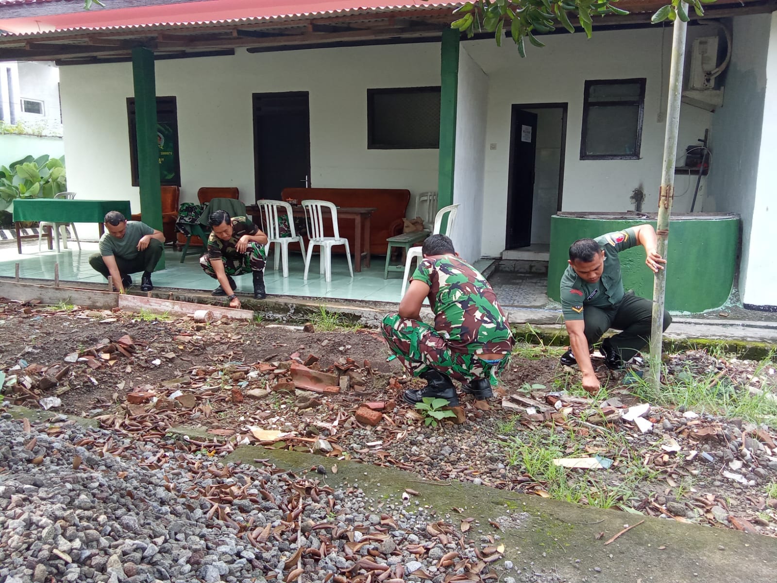 Antisipasi Musim Hujan, Anggota Koramil Sumobito Lakukan Pembersihan dan Pembenahan Pangkalan