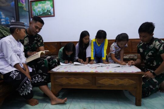 Prada Rofi dan Serda Raka sedang mengajar anak-anak