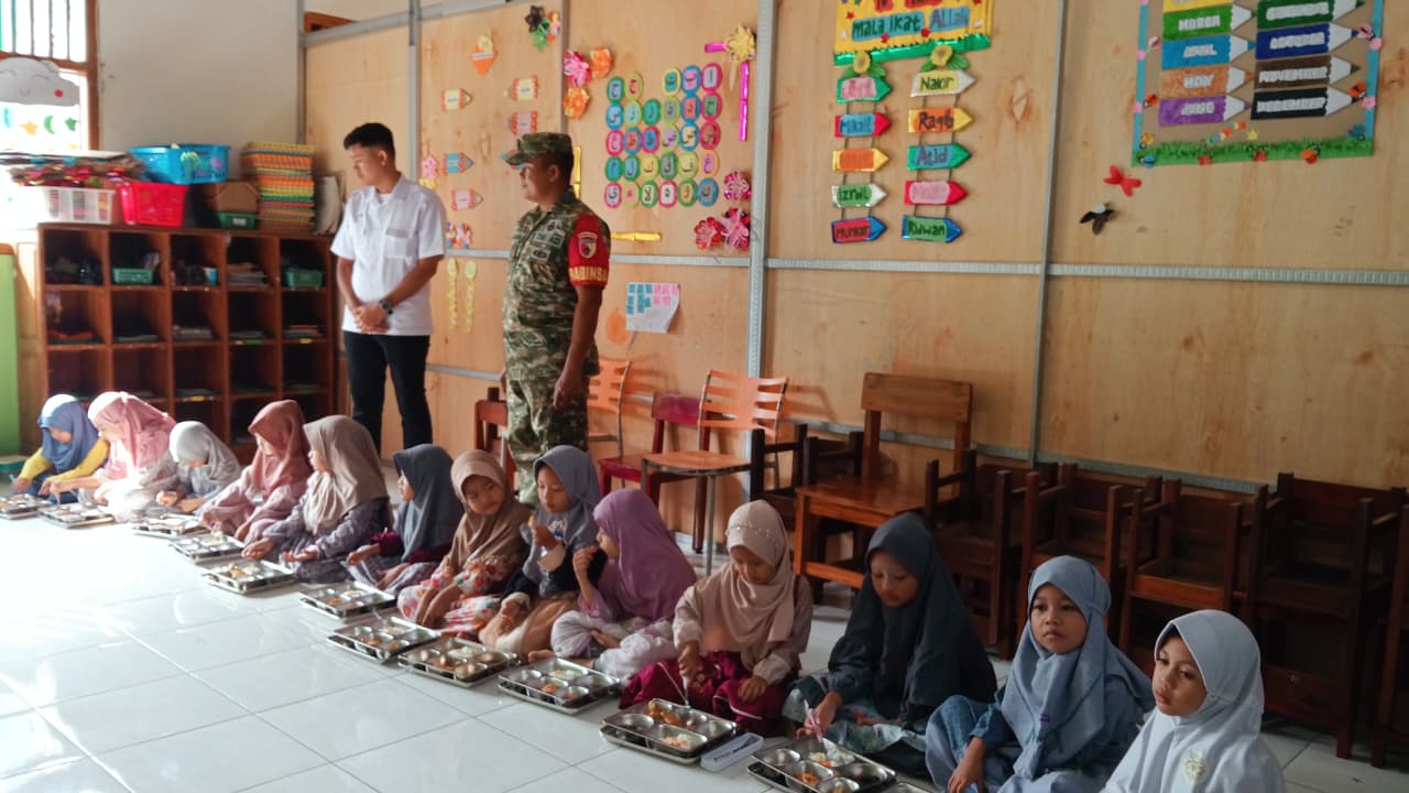Babinsa Koramil Tembelang Pantau Pendistribusian Makan Bergizi Gratis untuk Pelajar