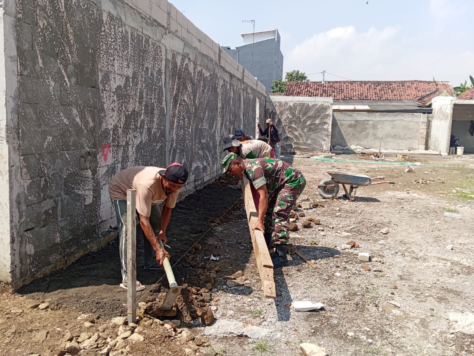 Pelda Hartono Bantu Warga Bangun Gudang Tembakau di Desa Jatibanjar